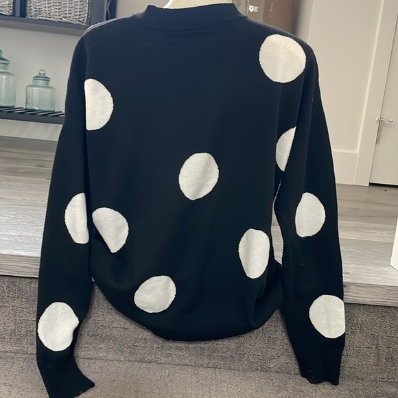 T TAHARI black with large white circles super soft sweater - Picture 3 of 6